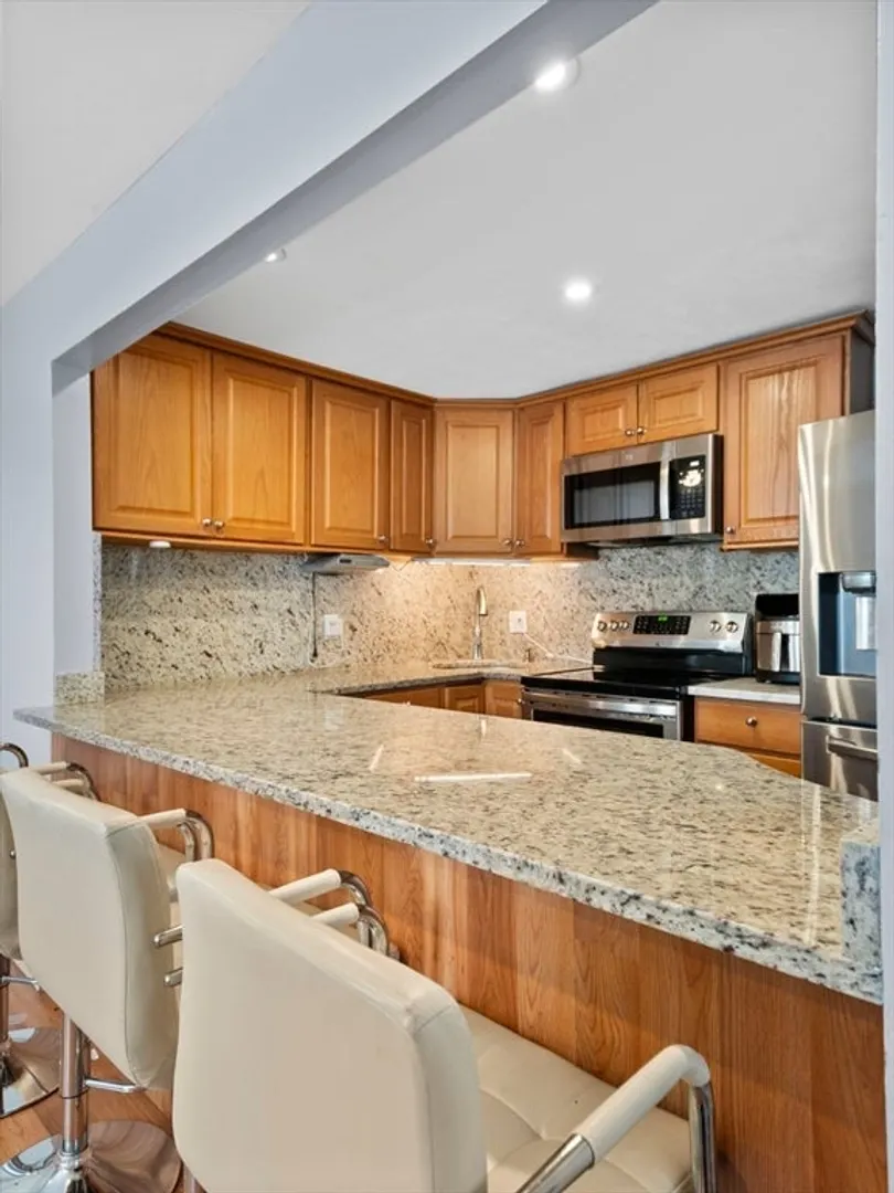 68 Center St Photo 9
