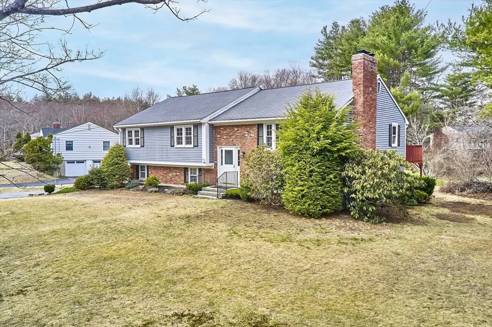 413 Arlington St Photo 2