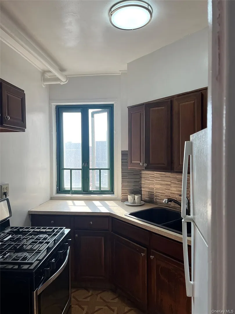 1604 Metropolitan Avenue  #12A Photo 2