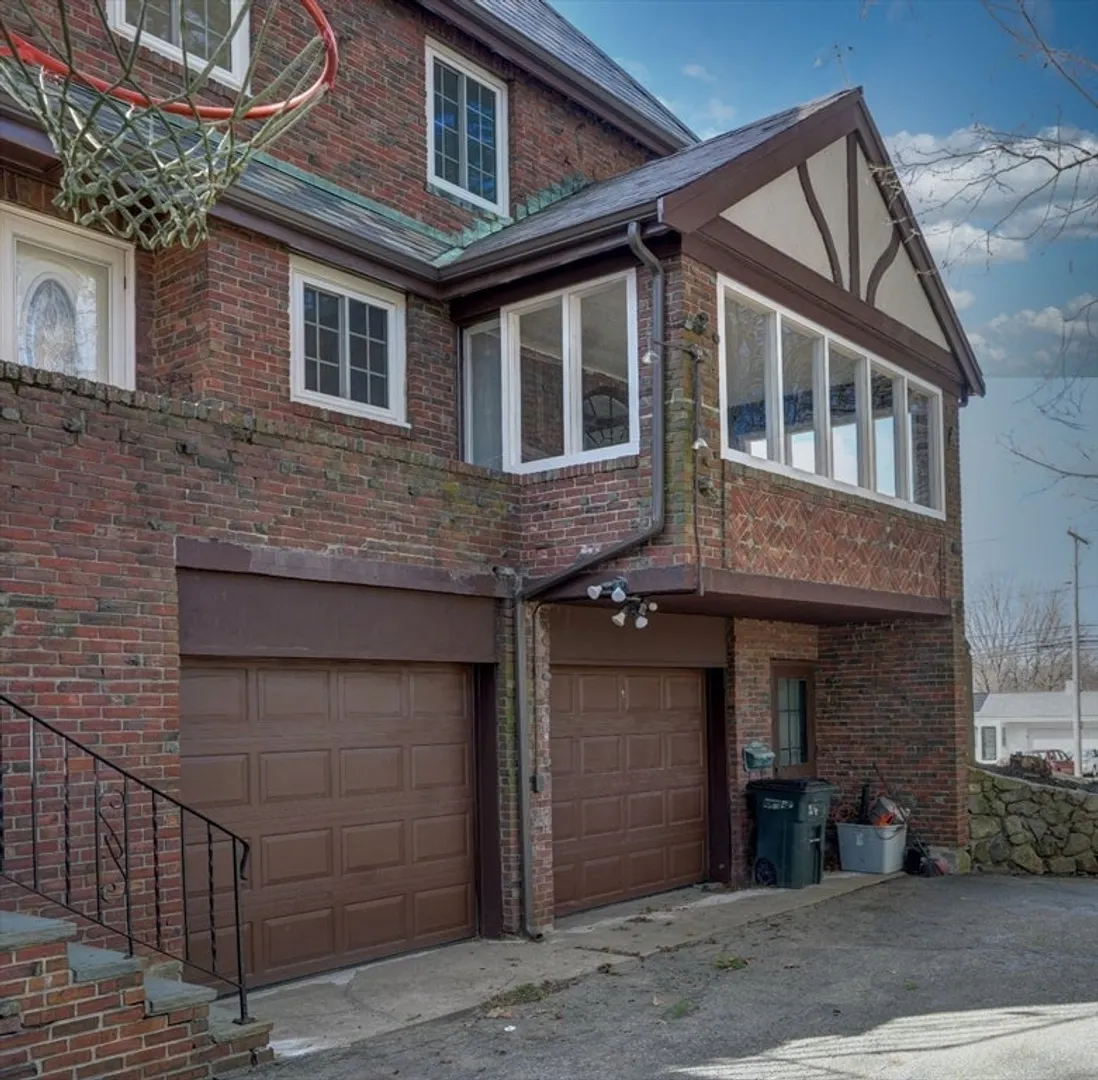 390 Adams St Photo 4