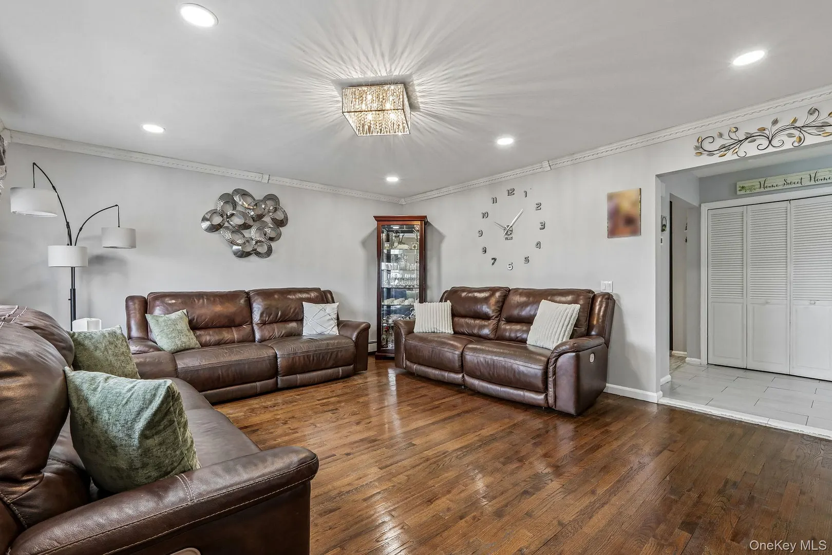 583 Bellevue Avenue N Photo 11