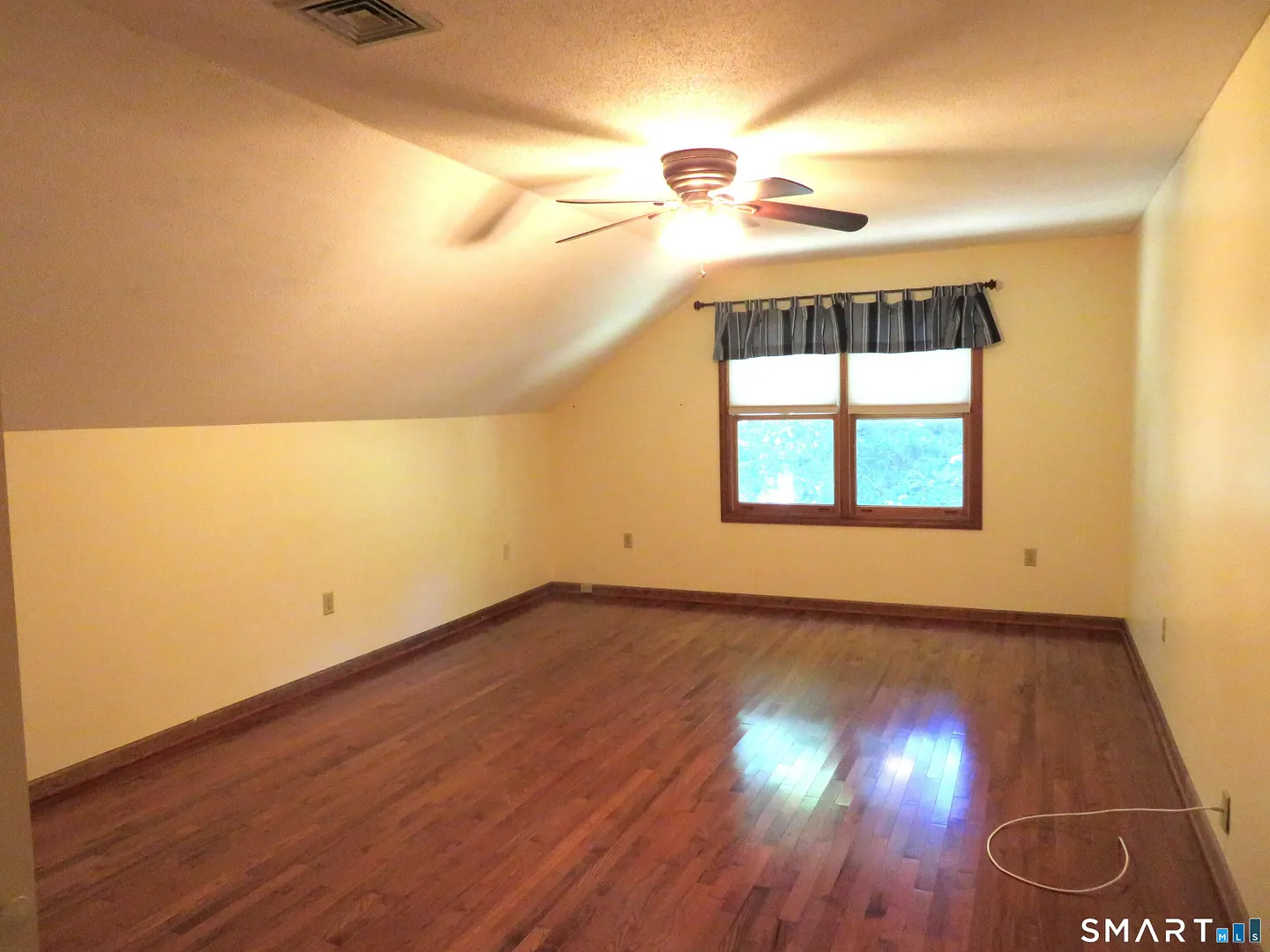 836 Wolf Hill Road Photo 18