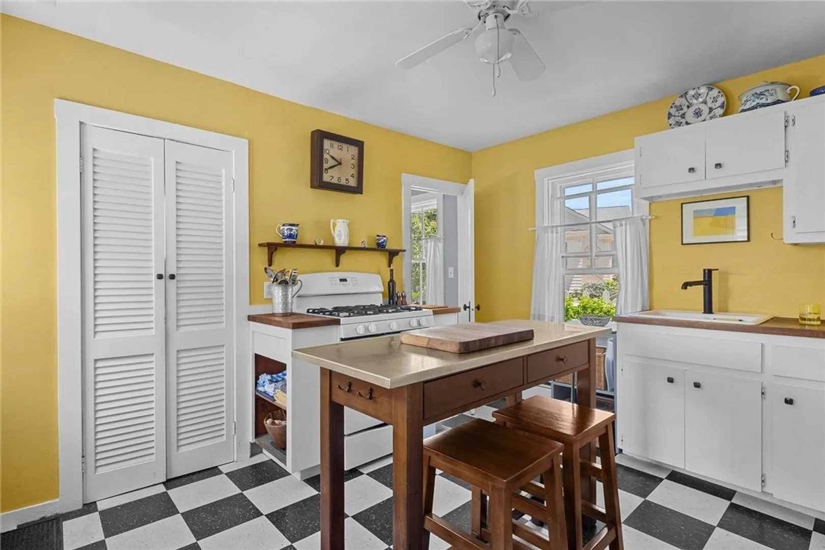 8 Sanford Street Photo 9