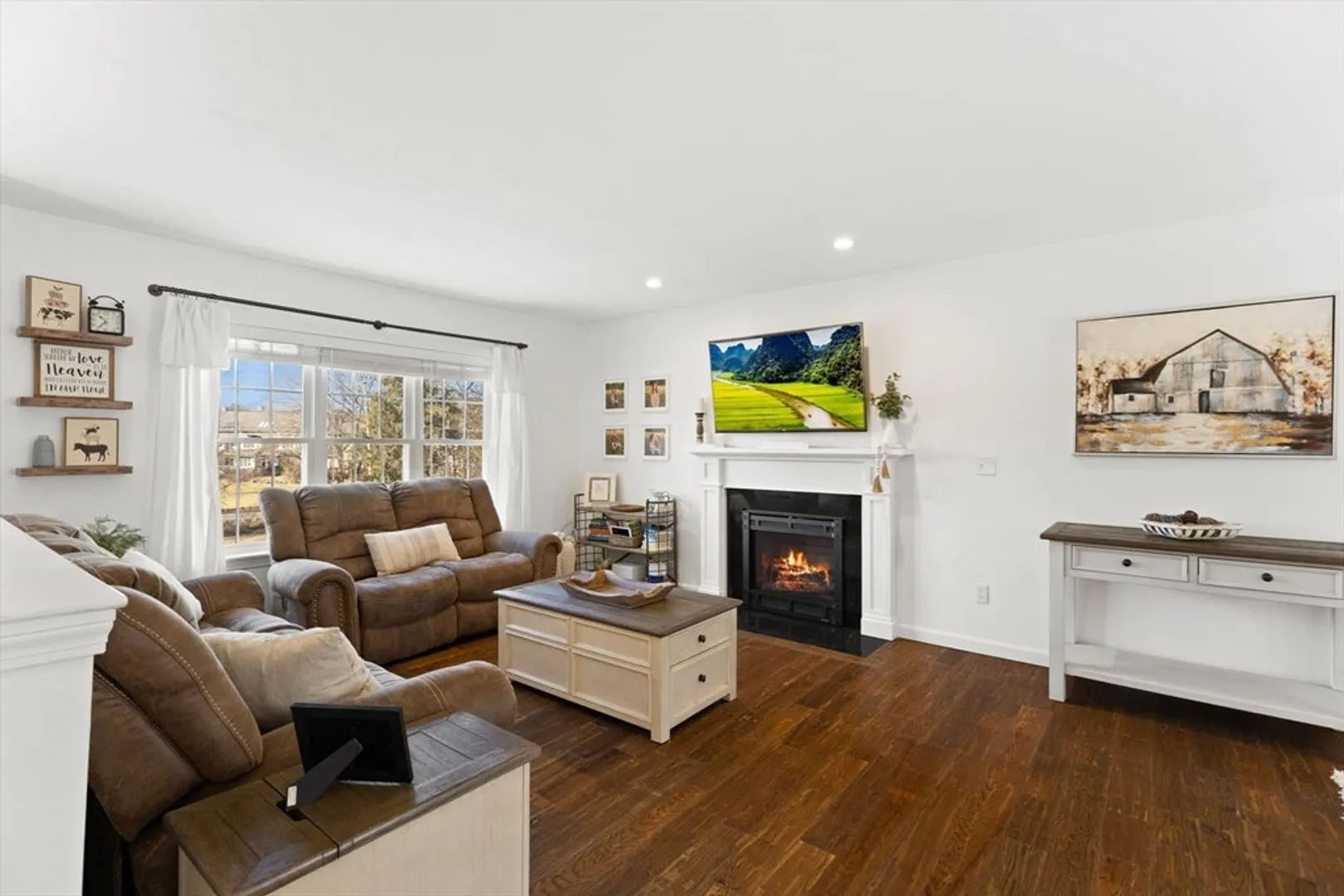 207 Oak St Photo 3