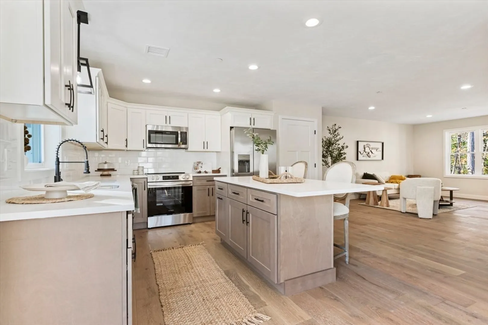 40 Filipe Way  #B Photo 2
