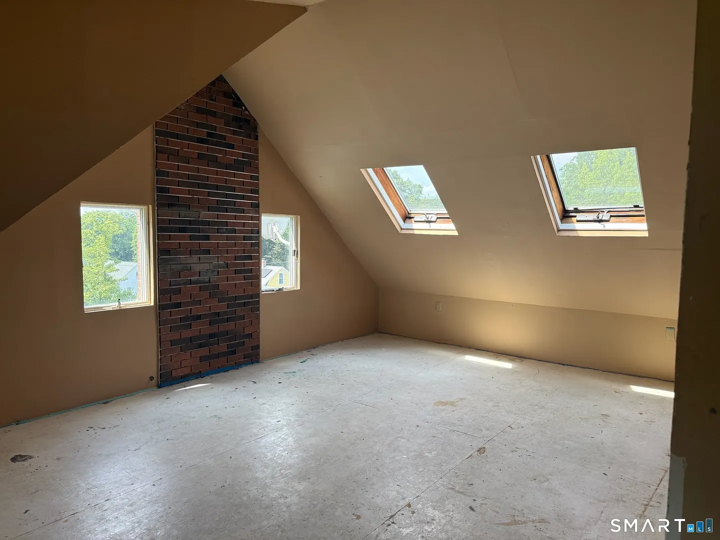 105 Roydon Road Photo 11