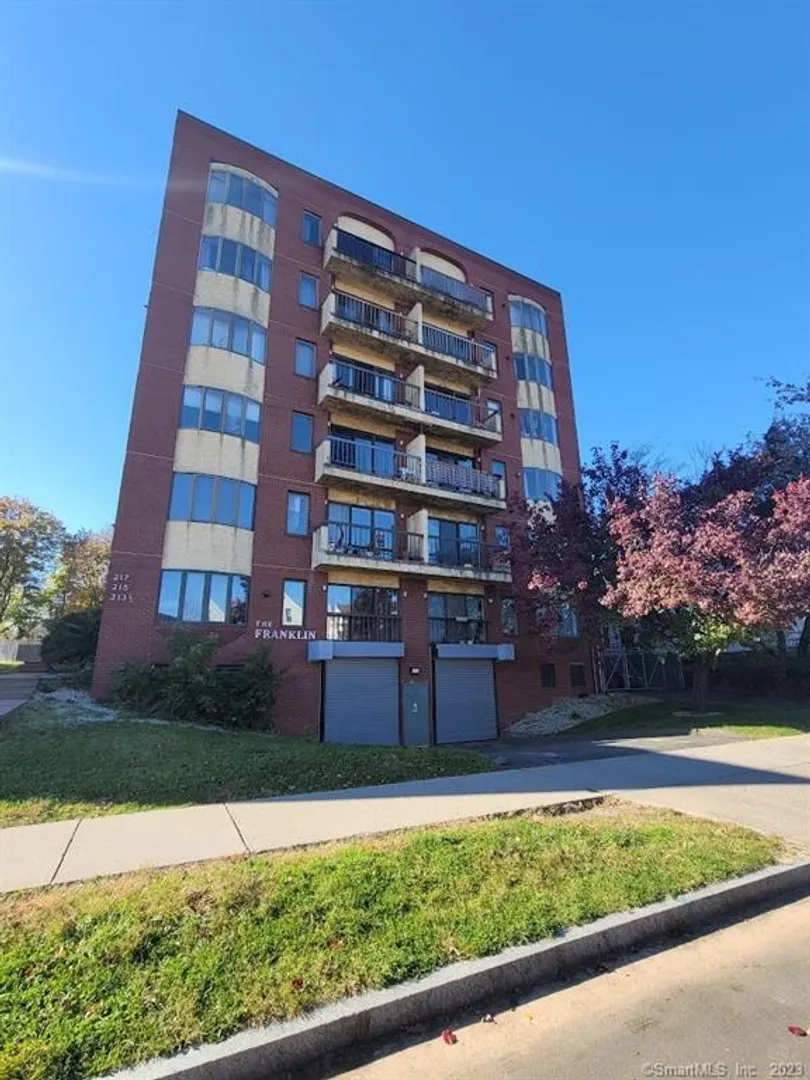 213 Franklin Avenue  #405 Photo 1