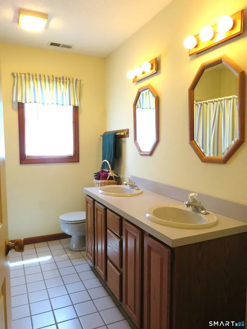 836 Wolf Hill Road Photo 20