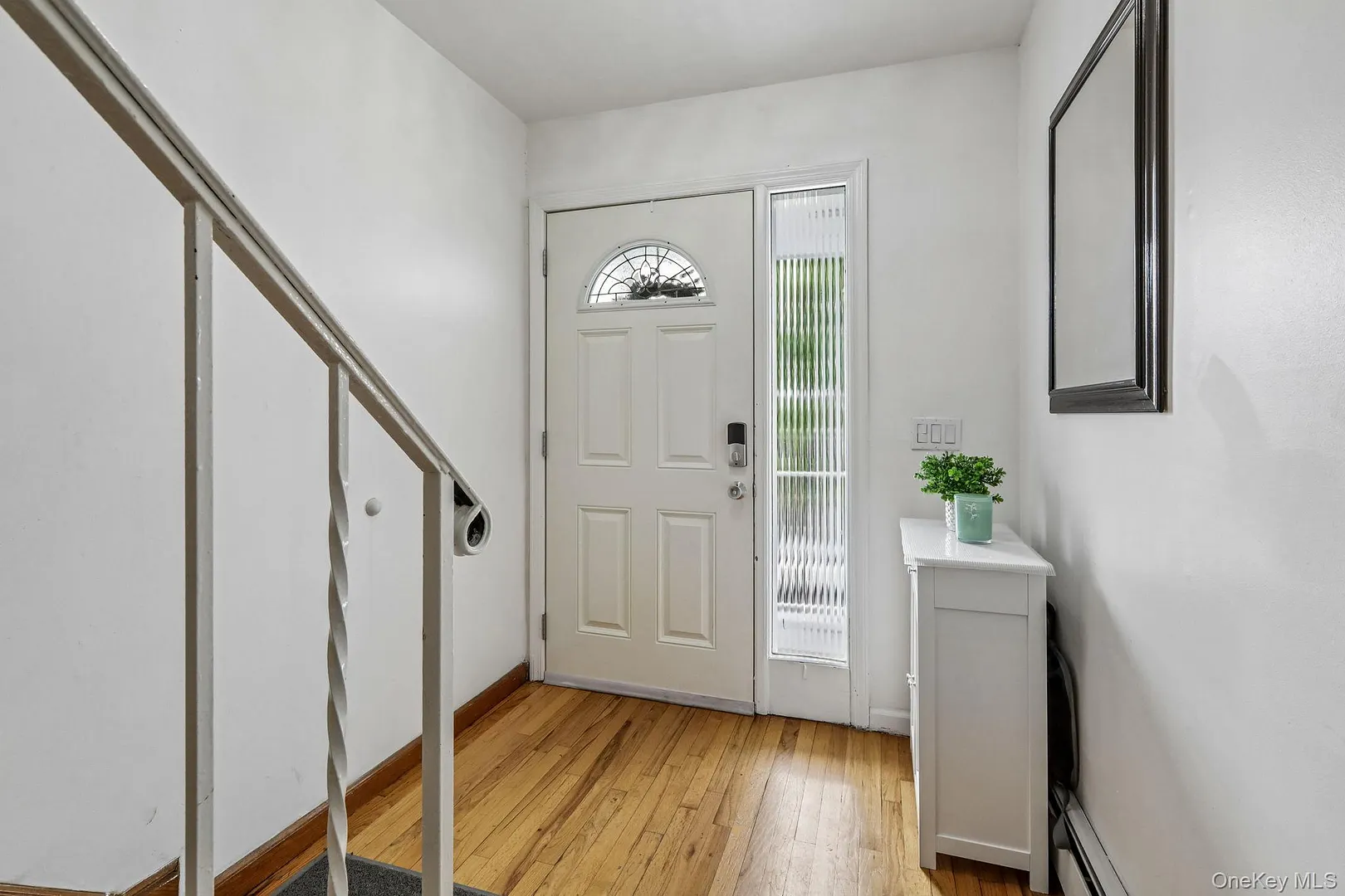 583 Bellevue Avenue N Photo 9