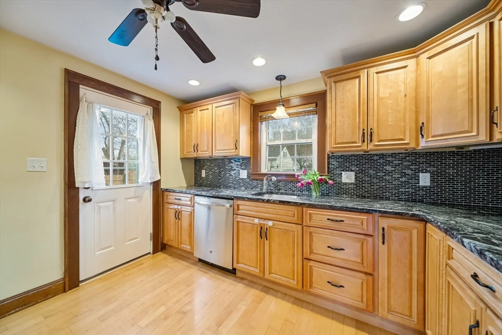 24 Dexter St Photo 4