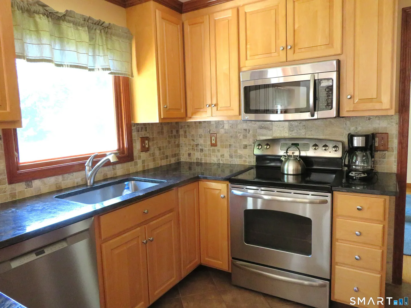 836 Wolf Hill Road Photo 4