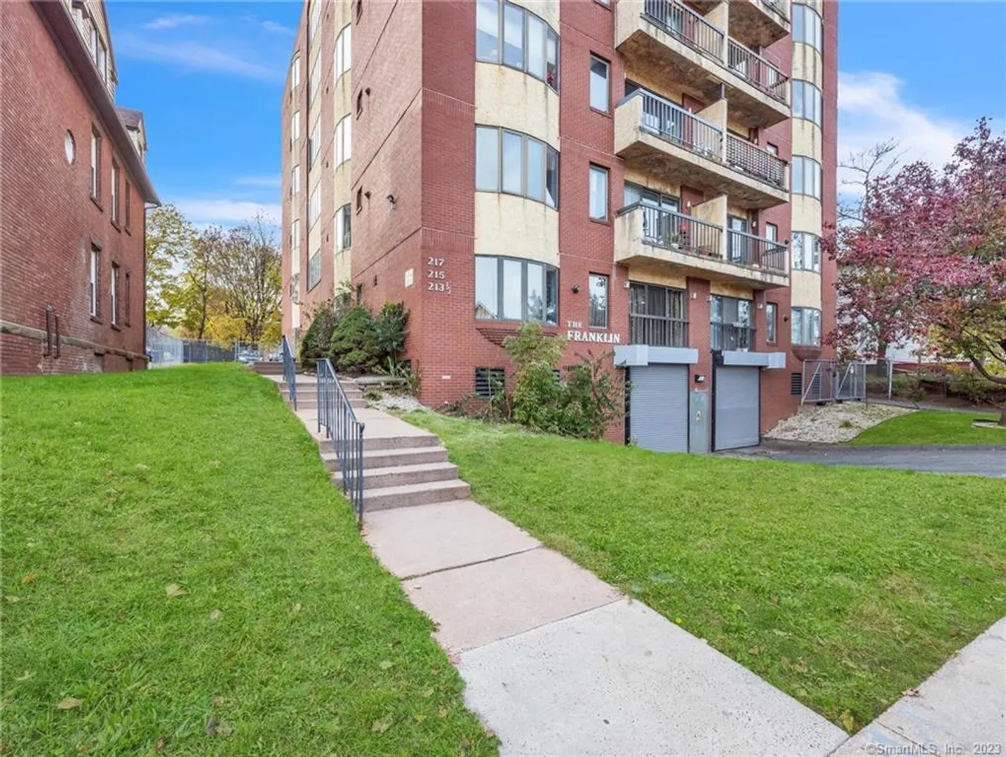 213 Franklin Avenue  #405 Photo 33