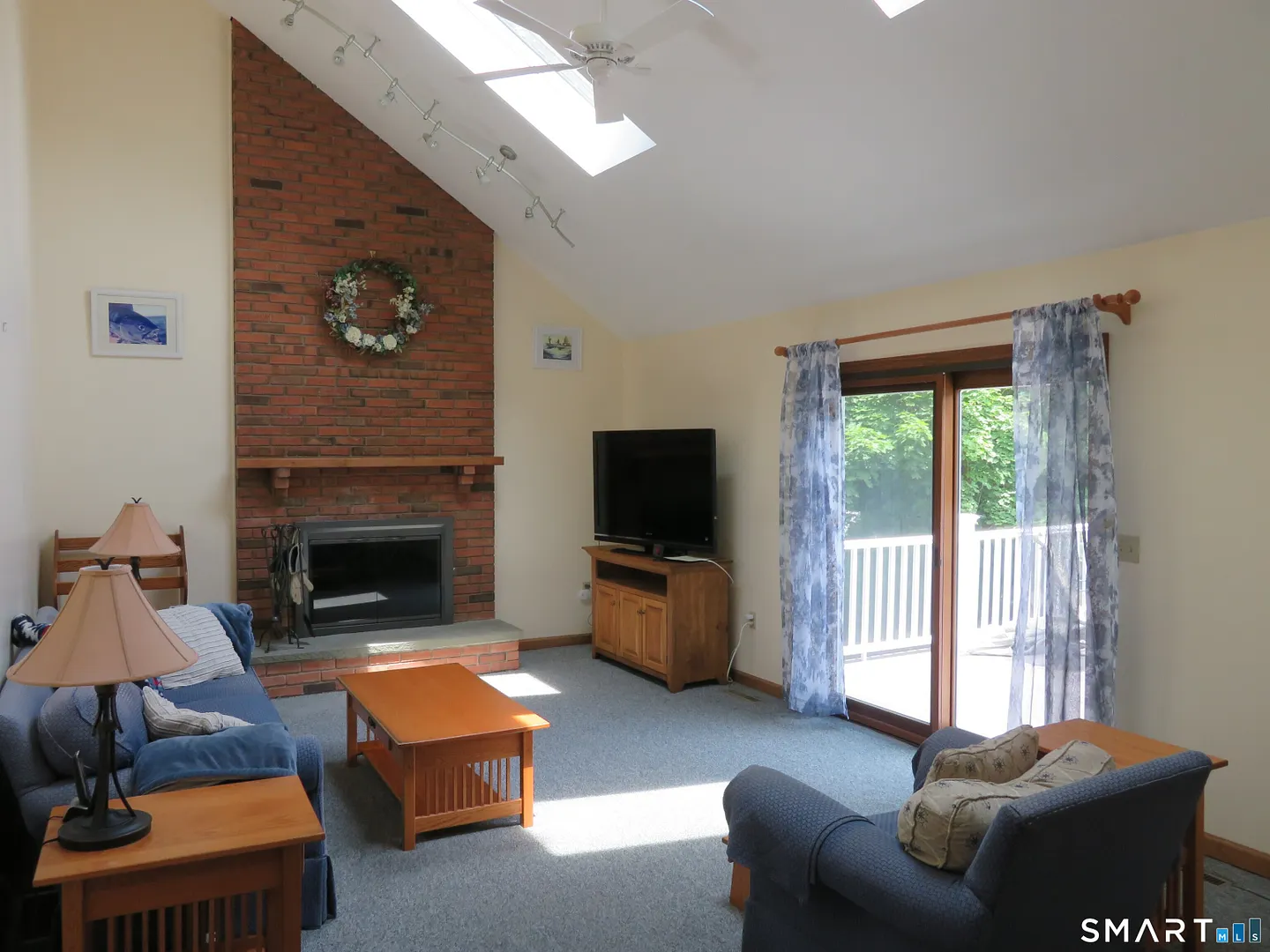 836 Wolf Hill Road Photo 9