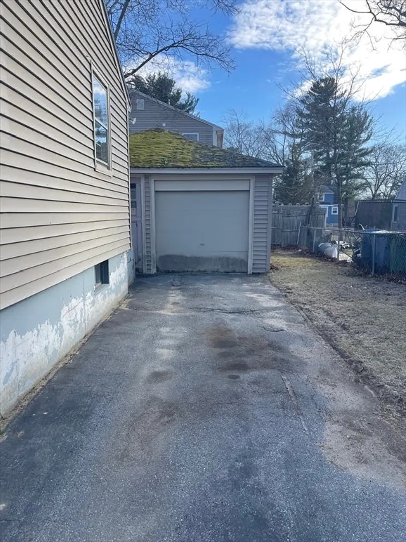 32 Mason Ave Photo 17