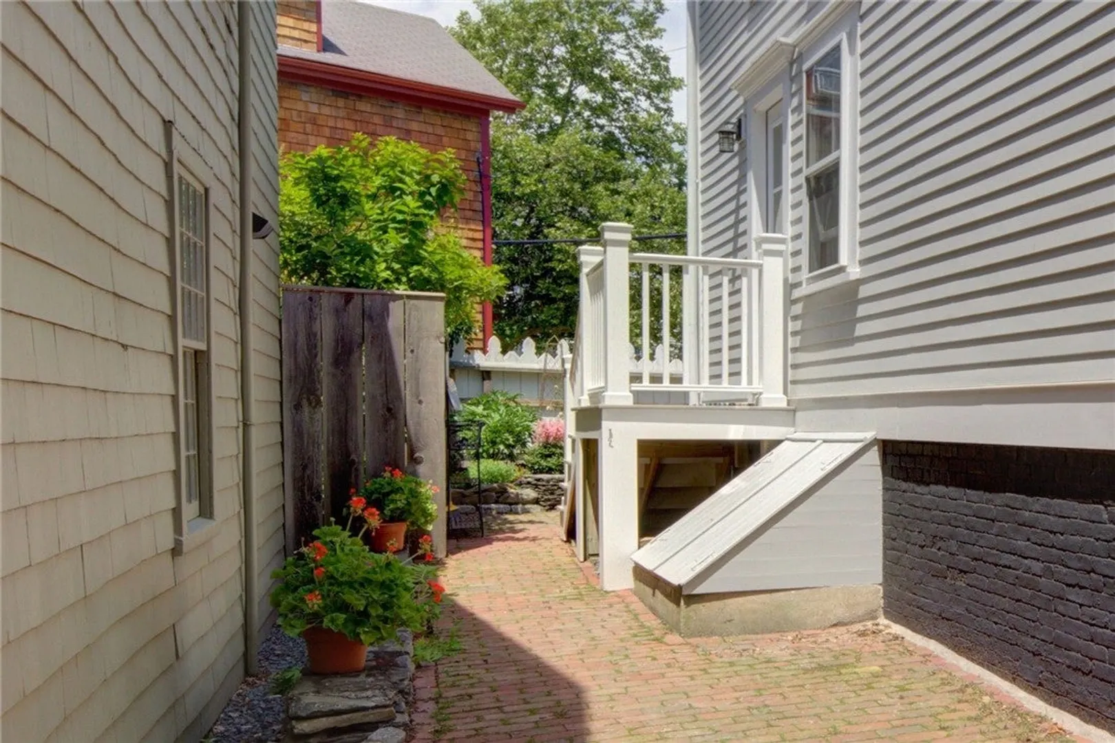 8 Sanford Street Photo 22