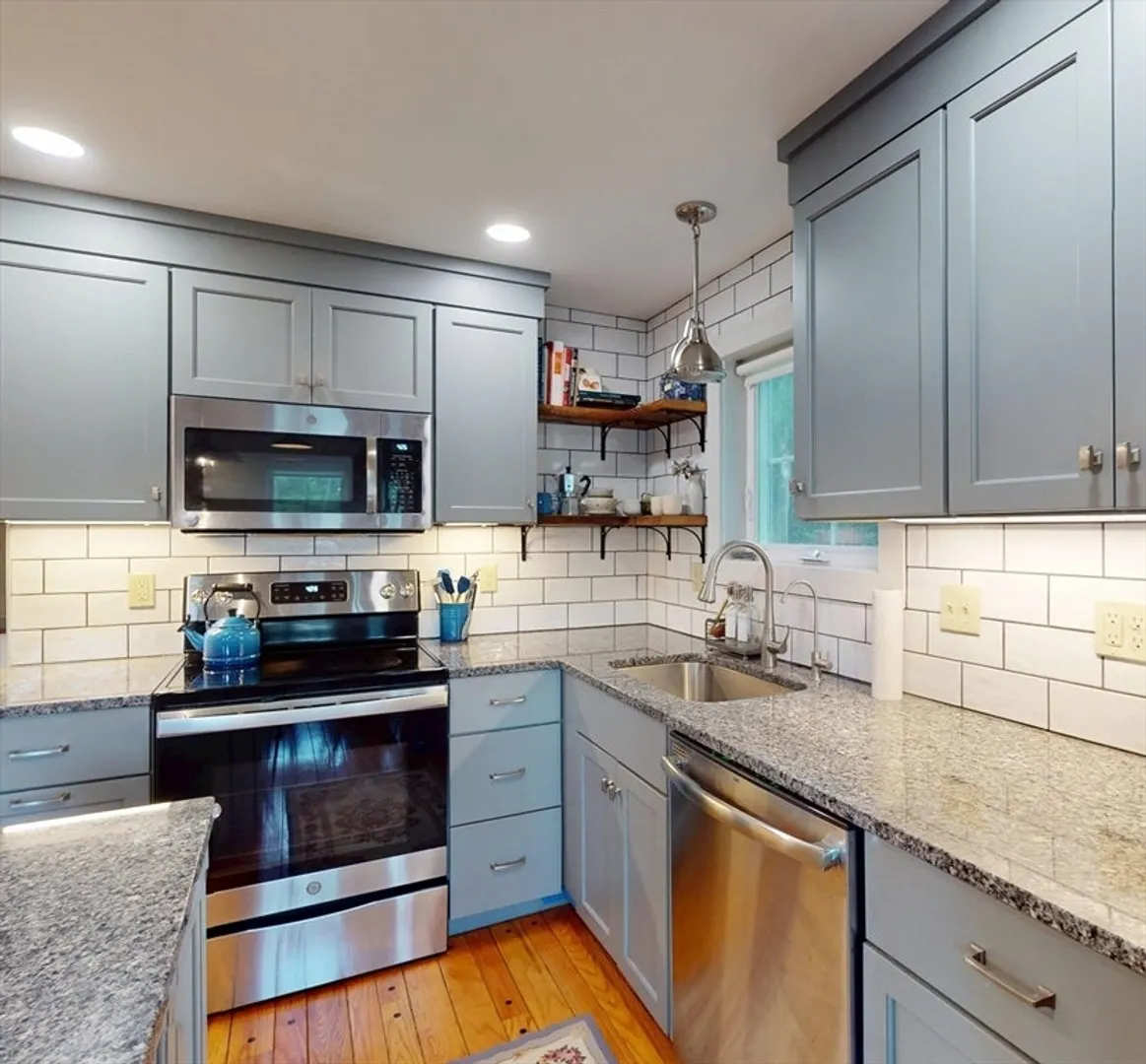 44 Green St Photo 6