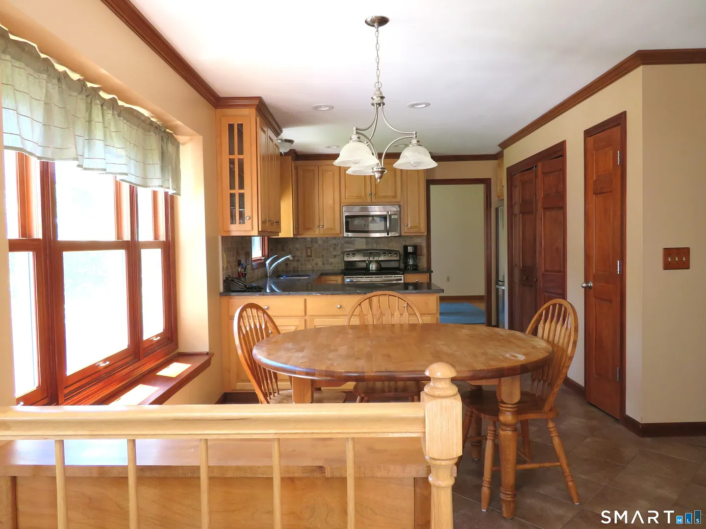 836 Wolf Hill Road Photo 3