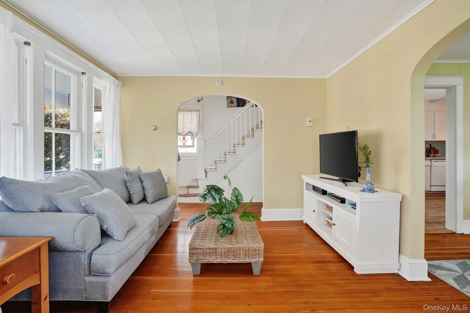 176 S Grand Avenue Photo 8