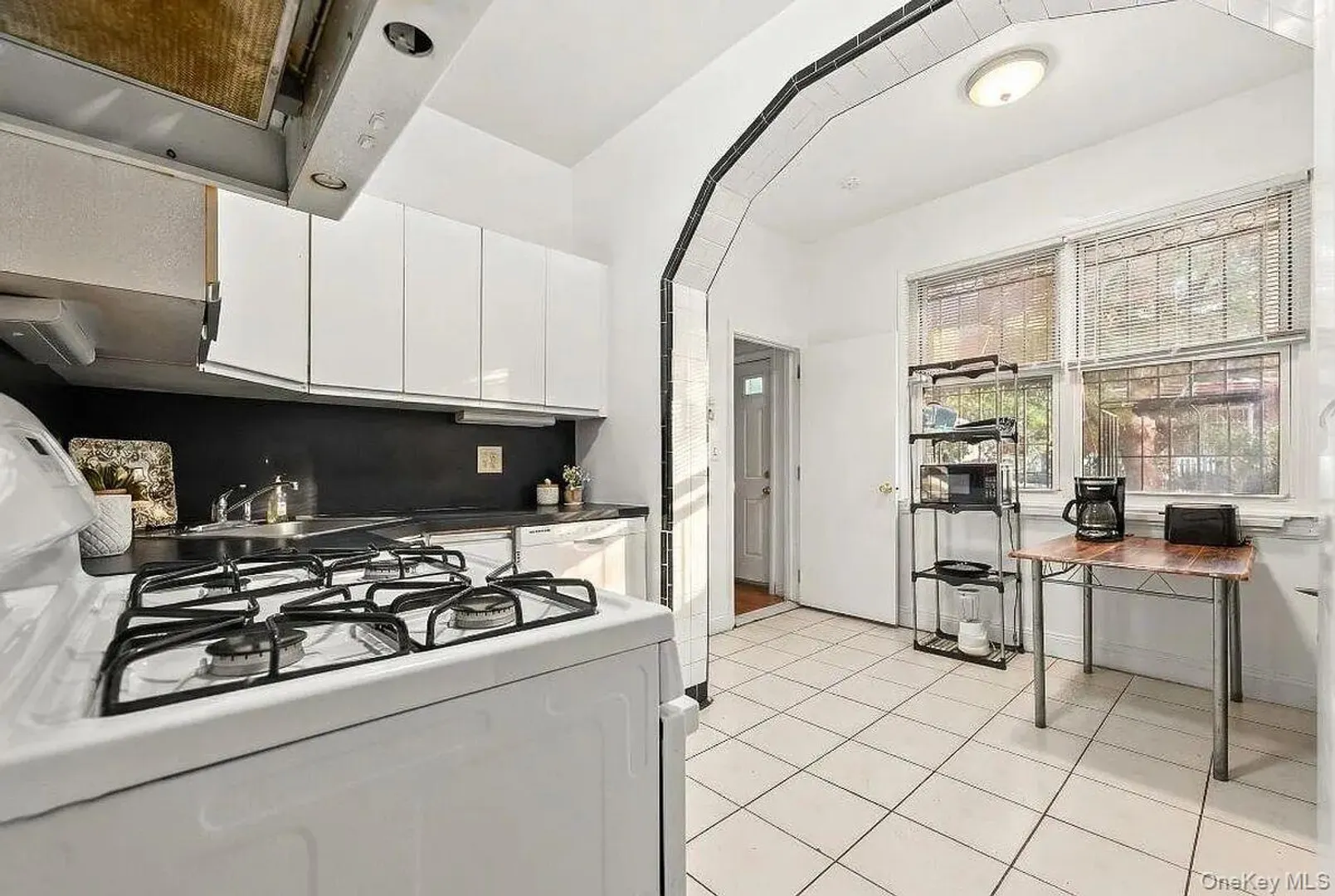 2459 Hoffman Street Photo 8