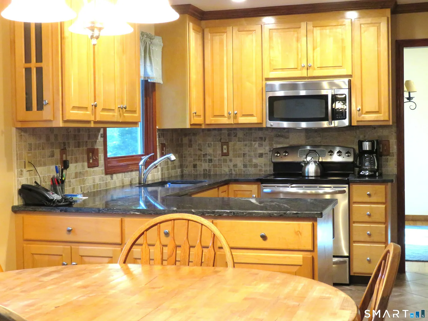 836 Wolf Hill Road Photo 5