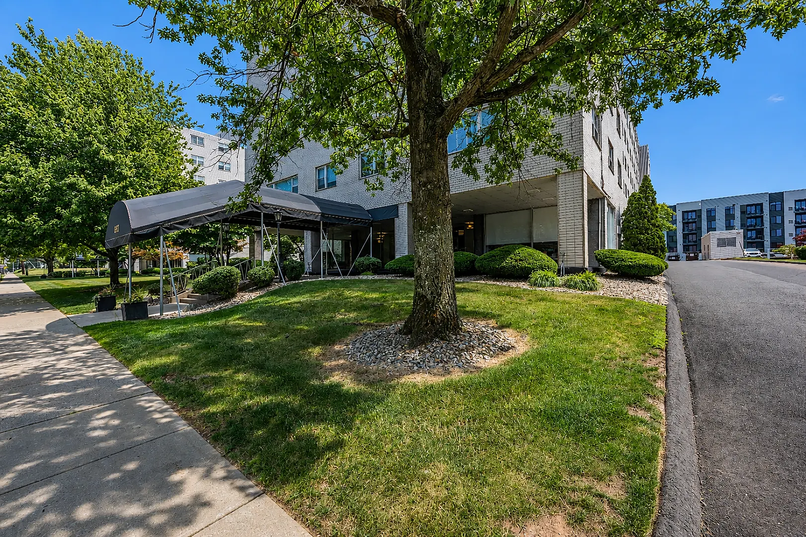 893 Farmington Avenue  #1C Photo 1