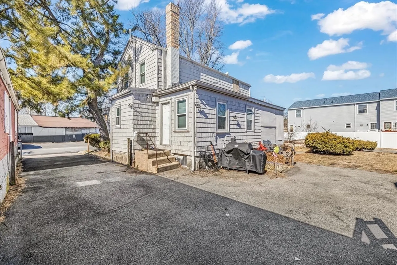 660 Canterbury St Photo 19