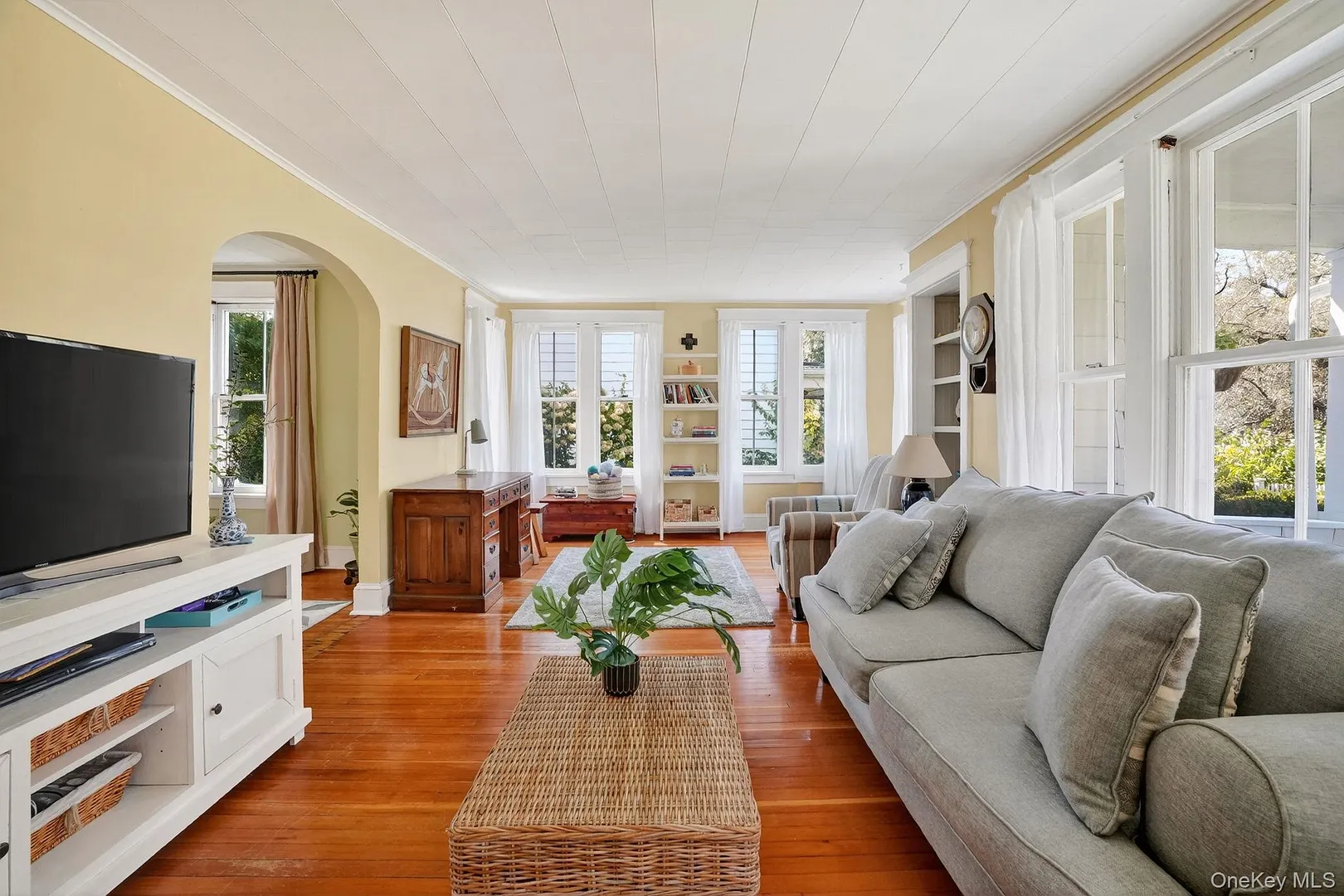 176 S Grand Avenue Photo 6