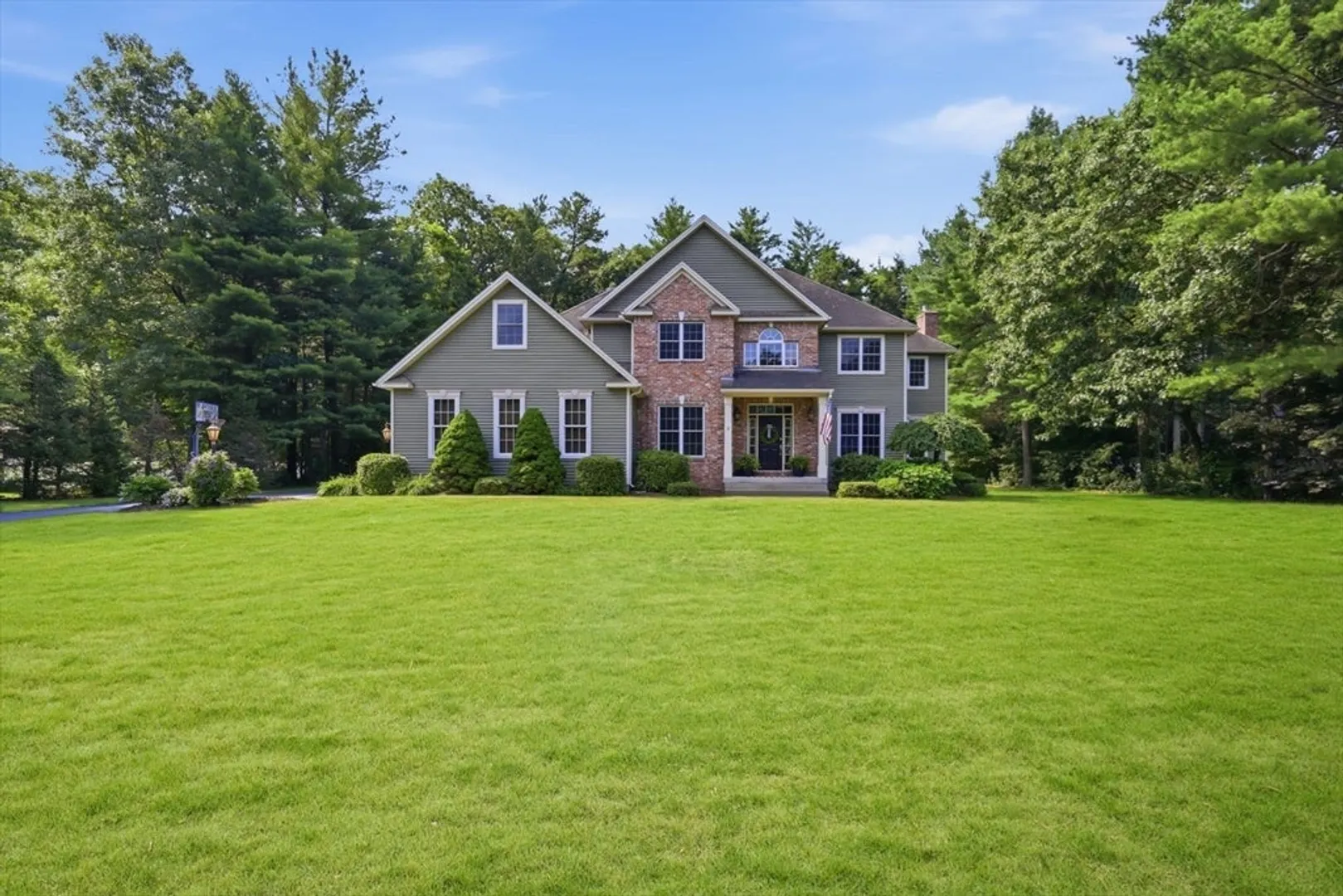 8 Lexington Circle Photo 3