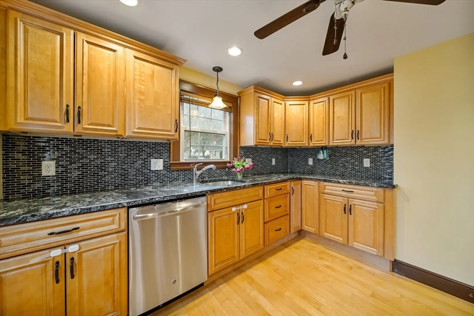 24 Dexter St Photo 6