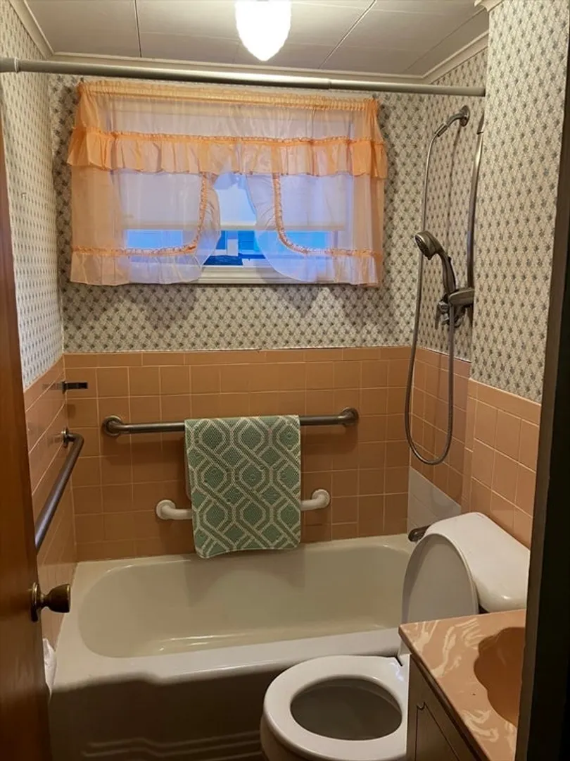 8 Ivanhoe Ave Photo 8