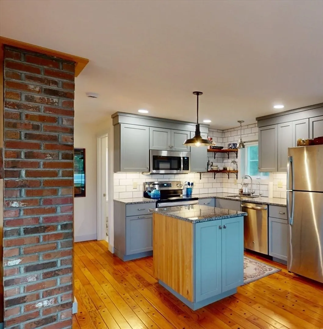 44 Green St Photo 8