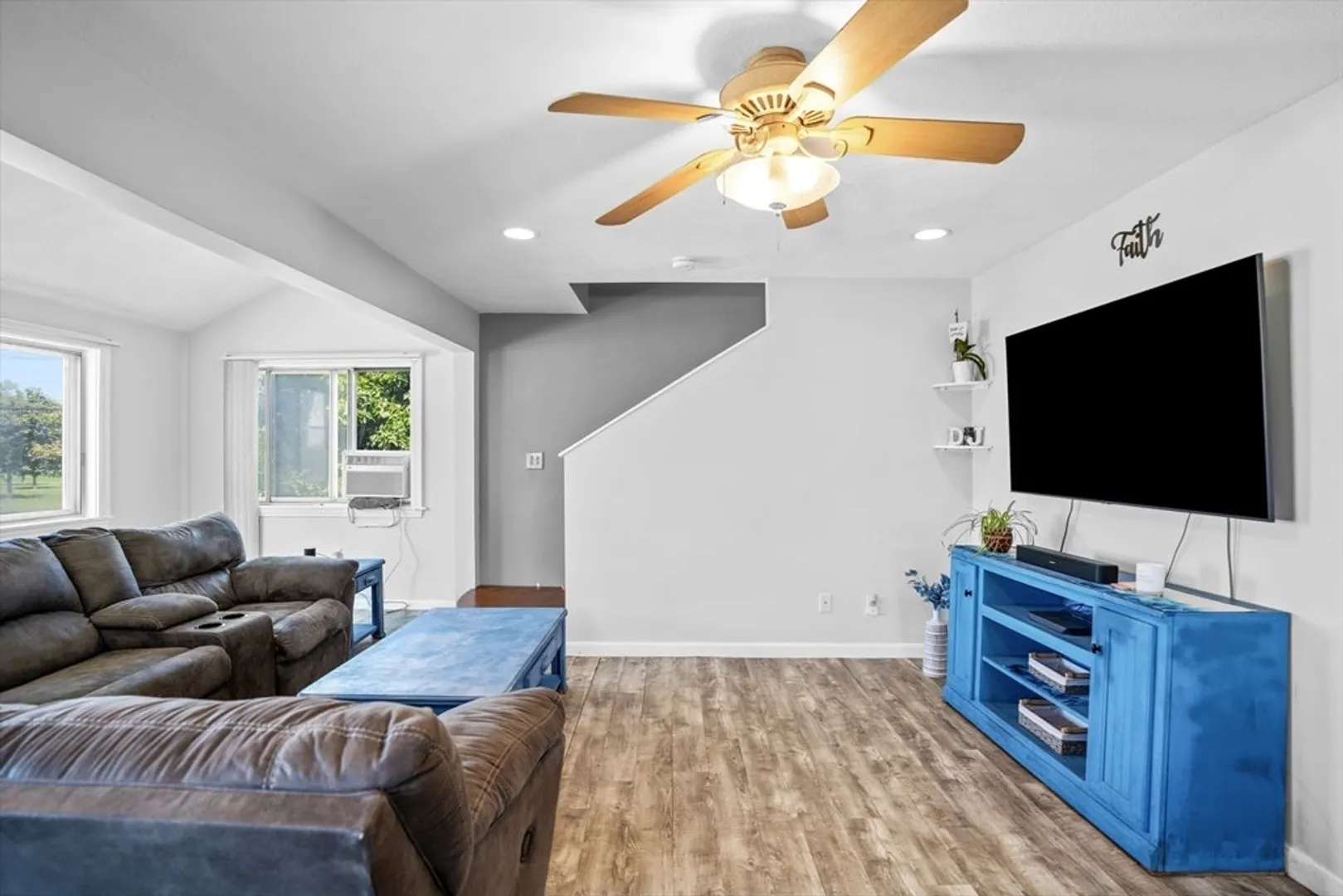 97 Triton Ave Photo 9
