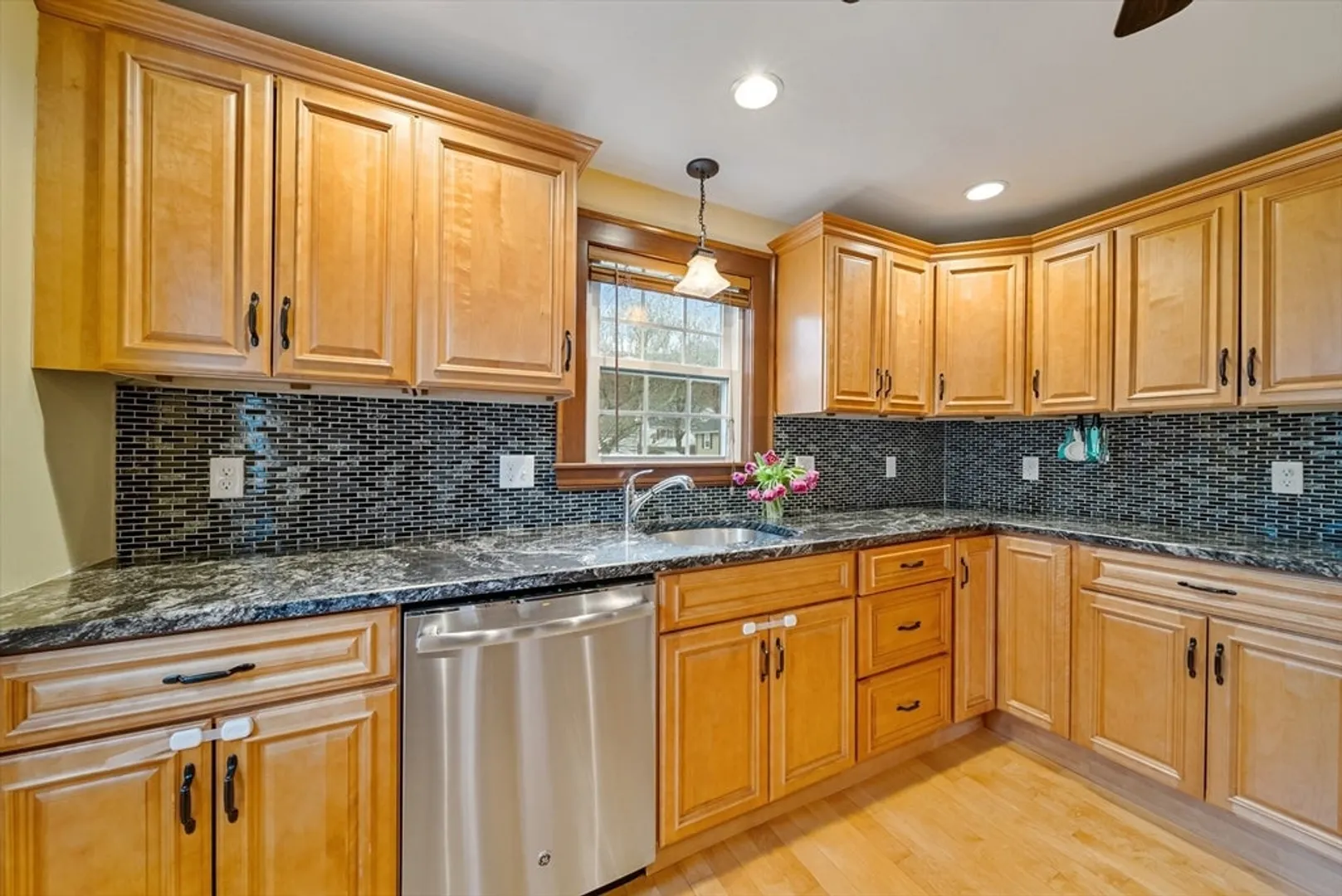 24 Dexter St Photo 7