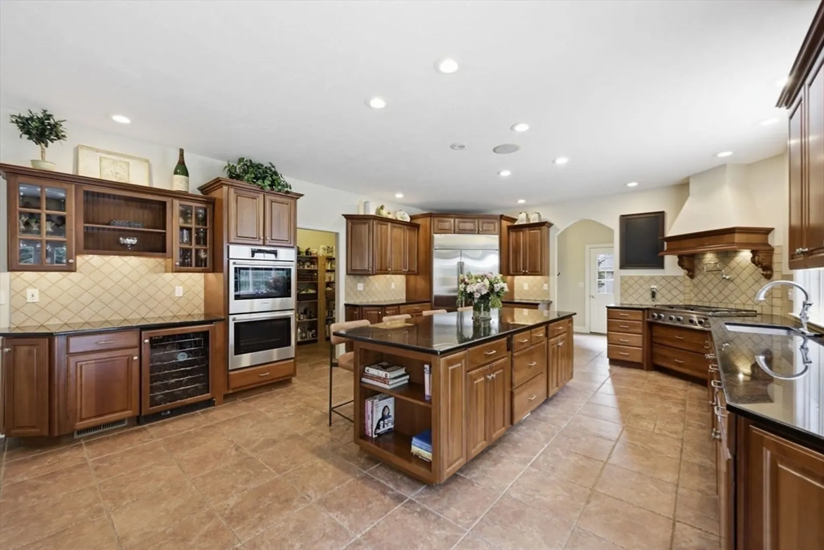 8 Lexington Circle Photo 16