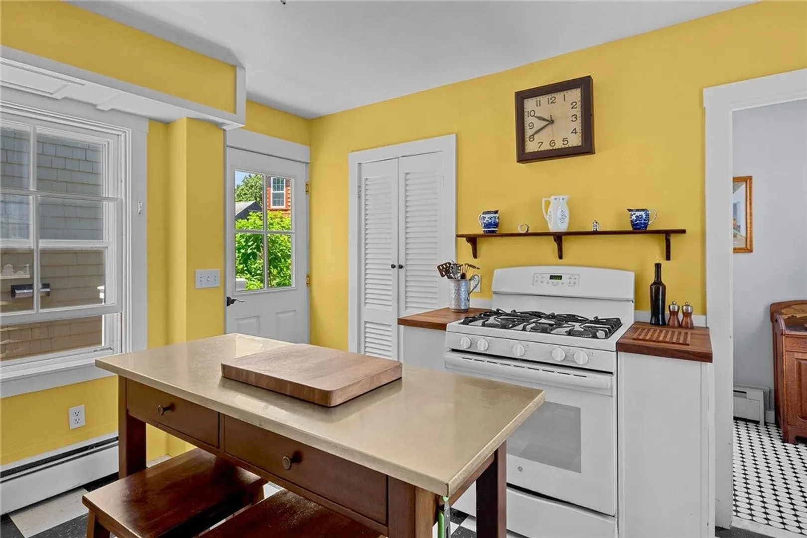 8 Sanford Street Photo 12