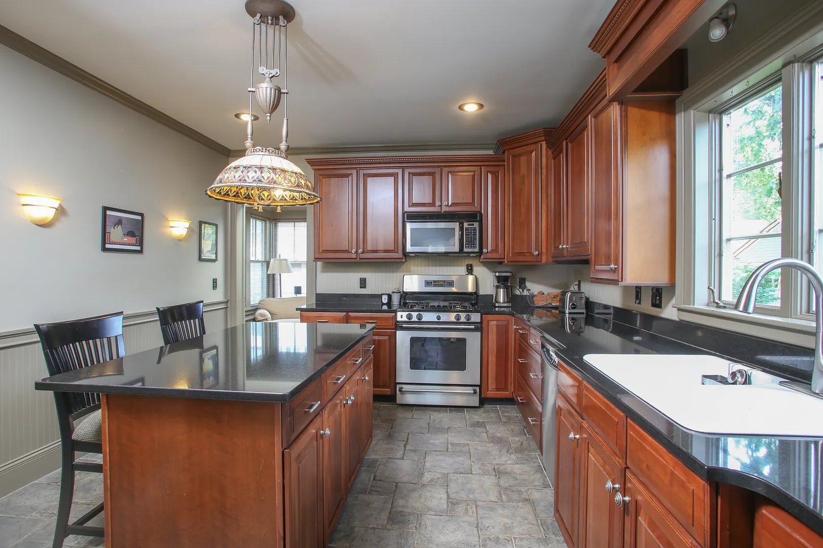 55 Marion Ave Photo 6