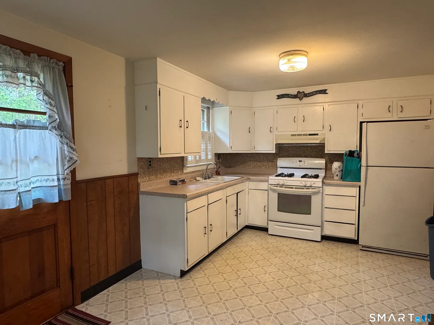 665 Bradley Street Photo 9