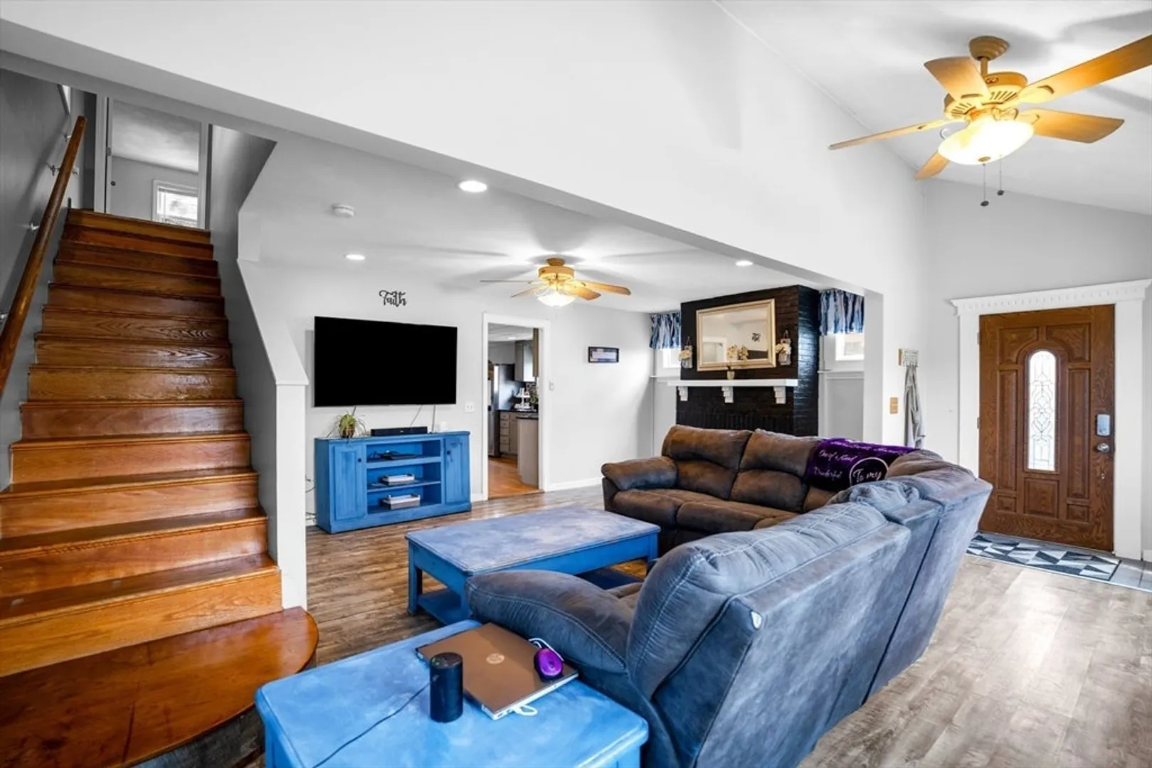 97 Triton Ave Photo 8