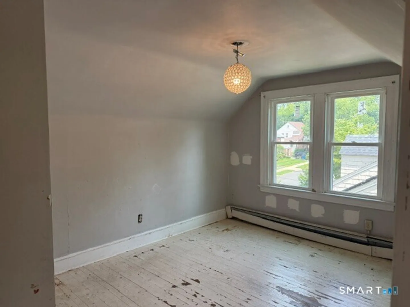105 Roydon Road Photo 5